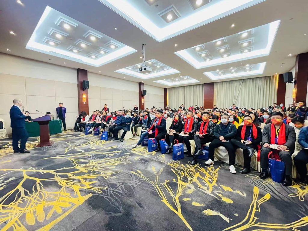 觉醒学院创始人曾英杰在第八届中介高峰论坛峰会做主题分享