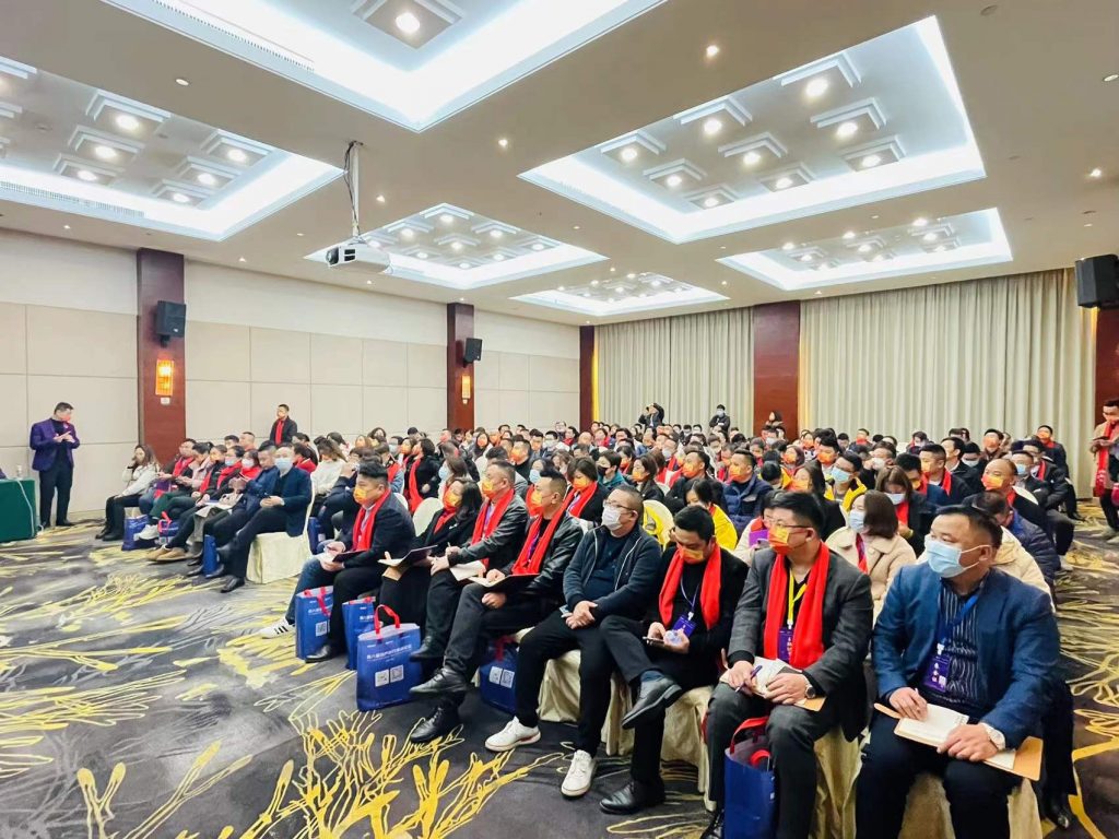 觉醒学院创始人曾英杰在第八届中介高峰论坛峰会做主题分享